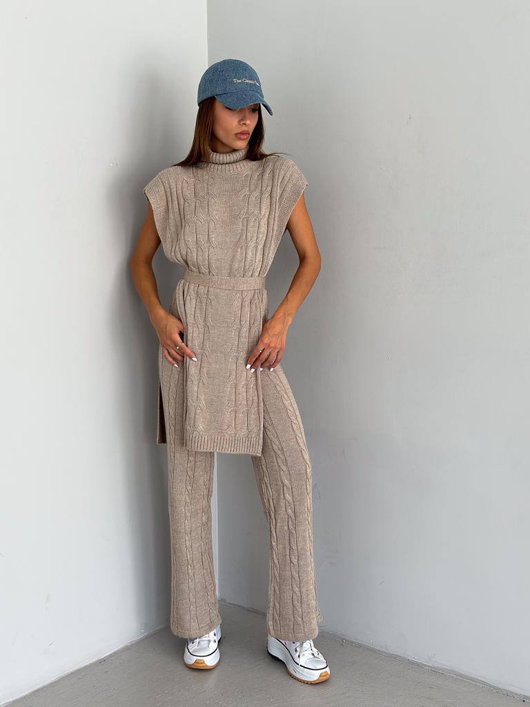 THE "WEAR-EVERYWHERE" SET